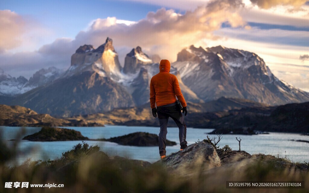 徒步者于山水间赏壮丽风景