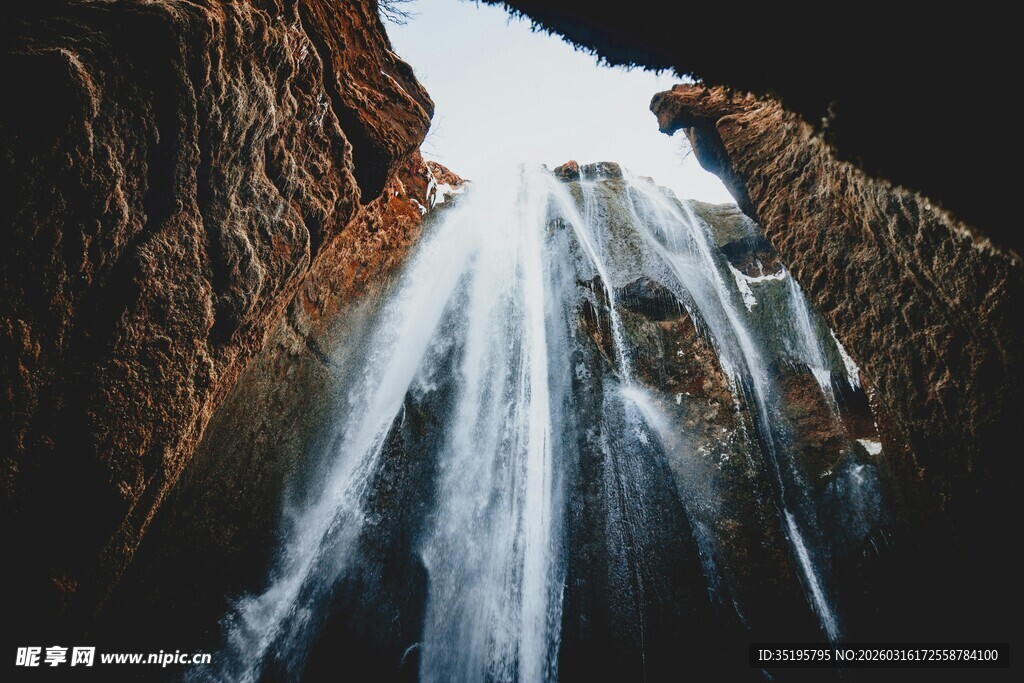 壮观瀑布从岩石间倾泻而下