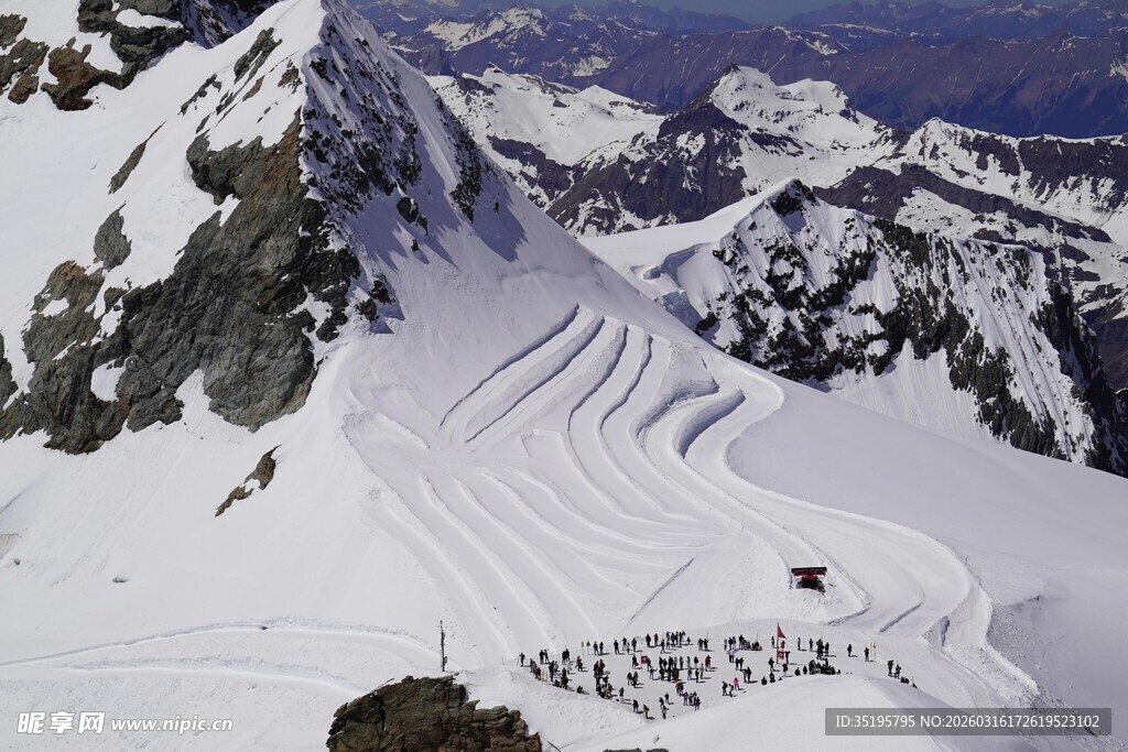 雪山滑雪道壮丽雪景