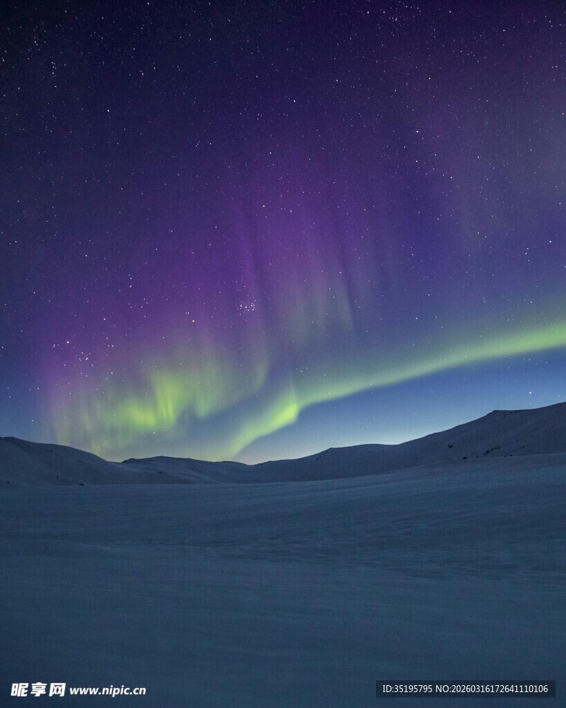 夜空中绚烂的极光景观