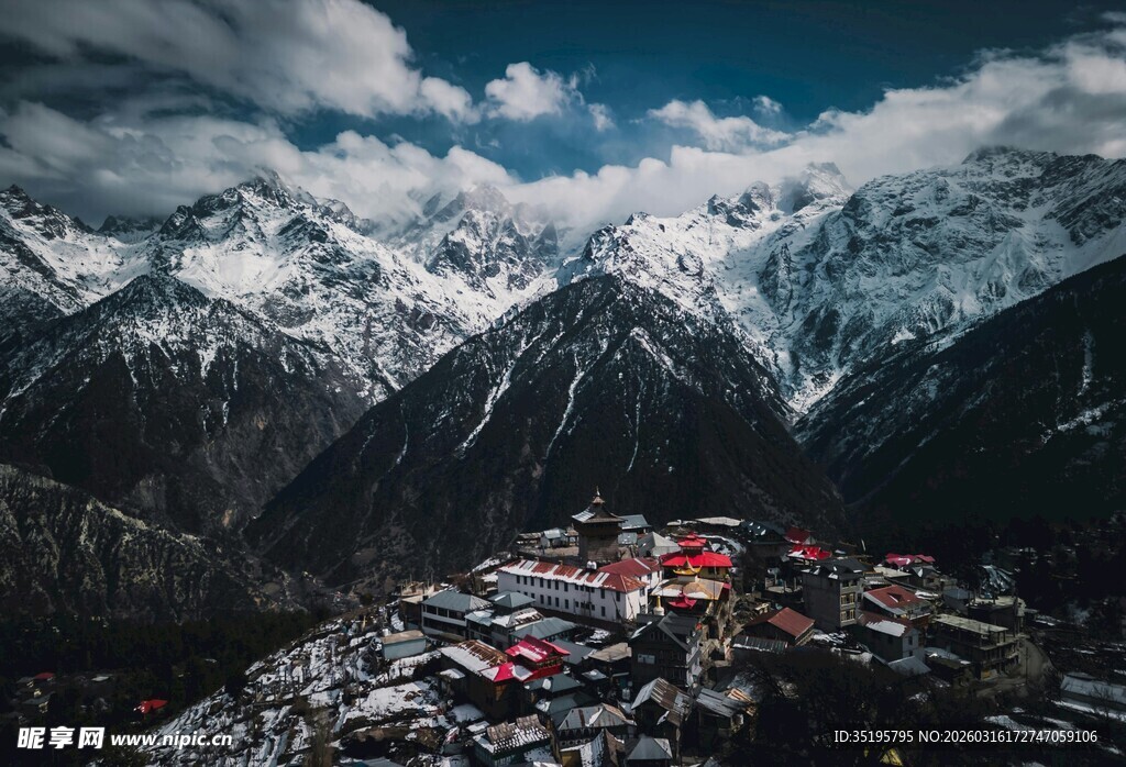 雪山下的村落美景