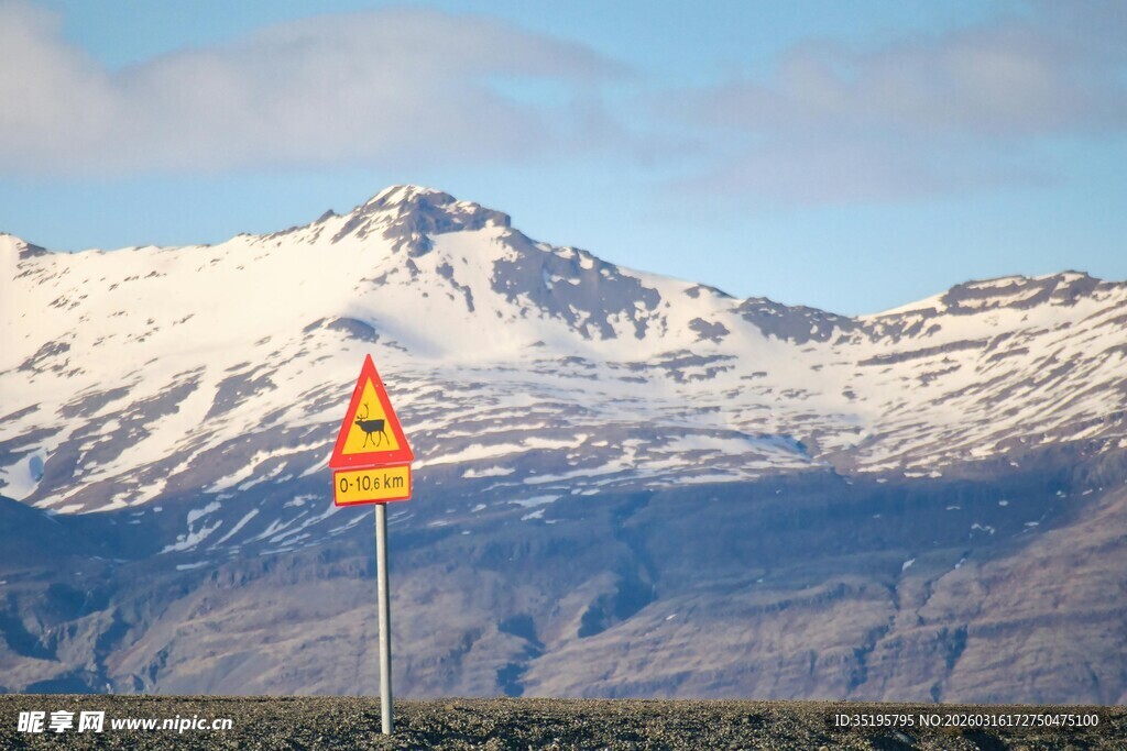 雪山旁的警示交通标志