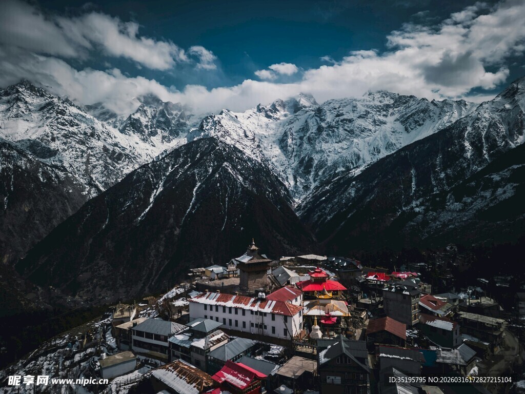 雪山下的多彩小镇