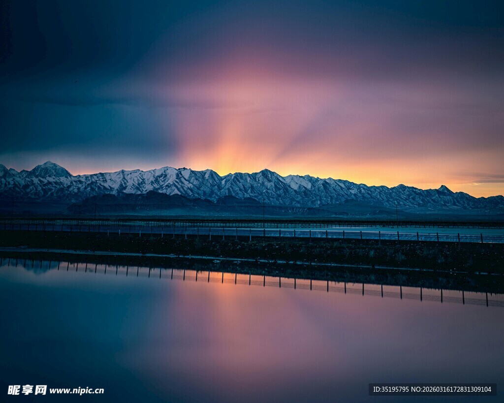 湖畔雪山壮丽黄昏美景