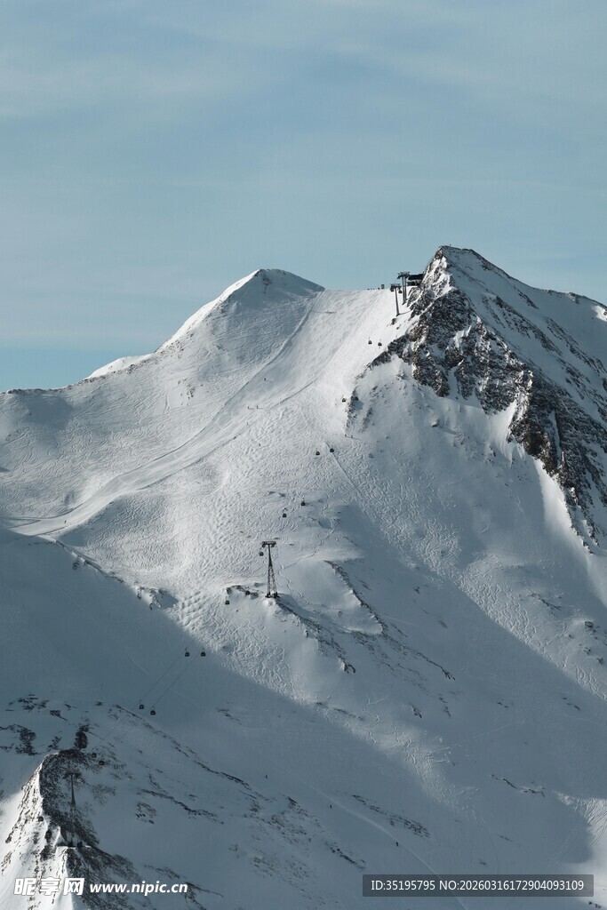 巍峨雪山壮丽景观