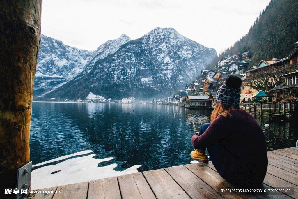 湖畔独坐赏景的人