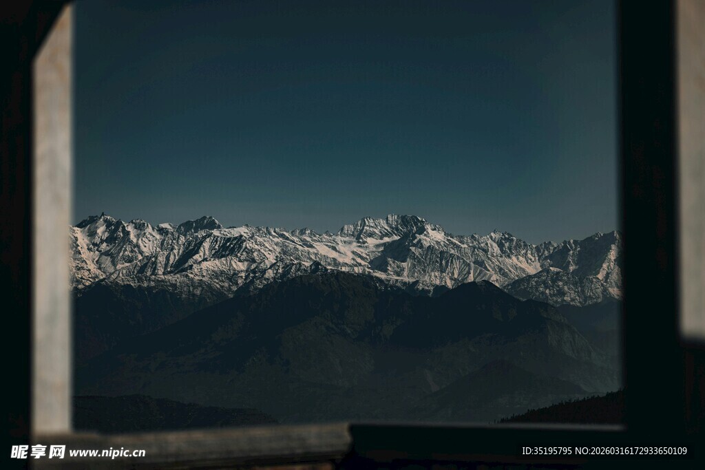 窗外雪山美景