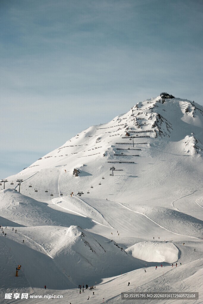 雪山滑雪场景