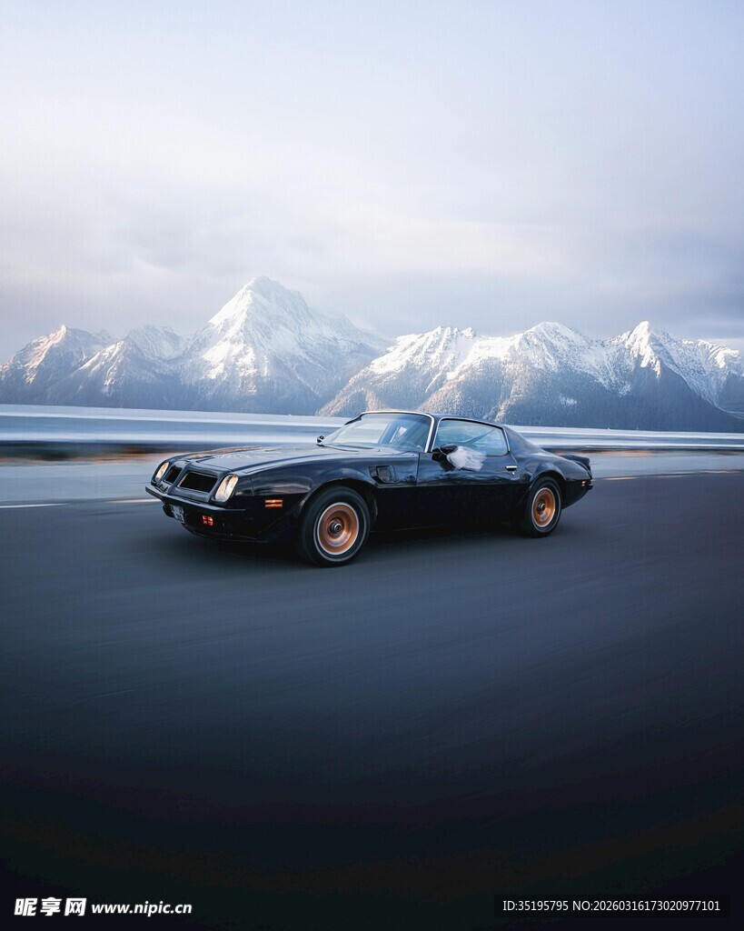 雪山旁的黑色炫酷轿车