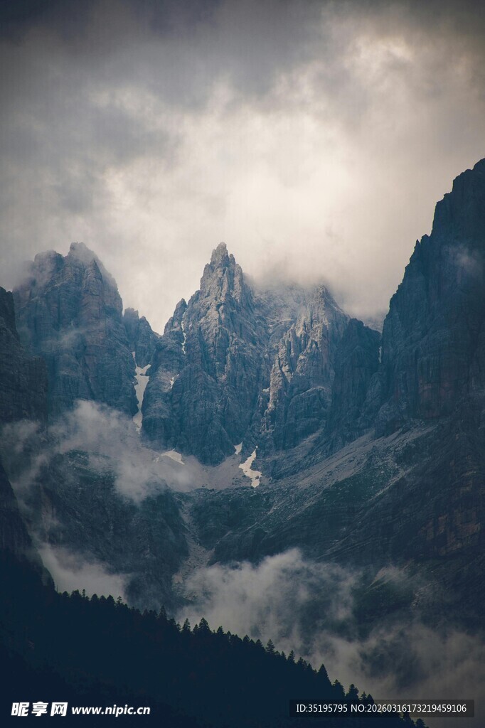 云雾缭绕的壮丽山峦