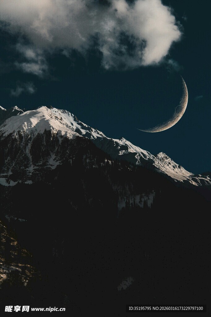 月夜雪山美景