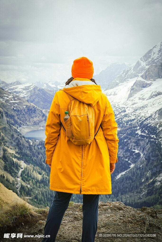 背包客眺望壮丽雪山美景