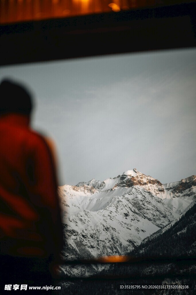 人赏雪山美景