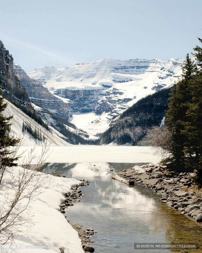 雪山下的潺潺溪流