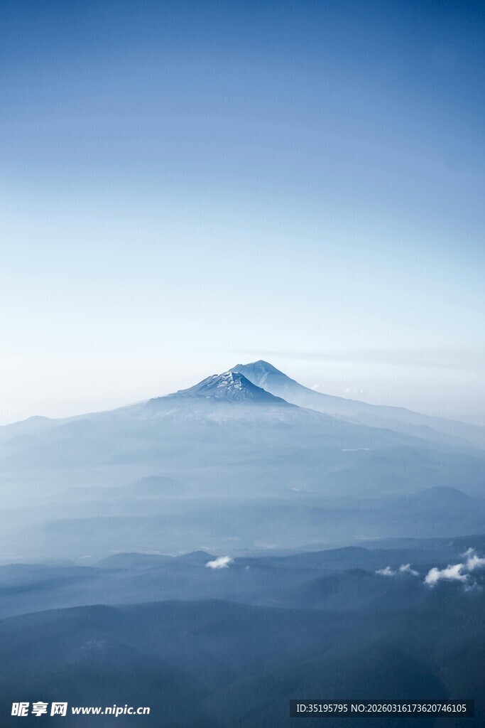 远山云雾间的壮美景色