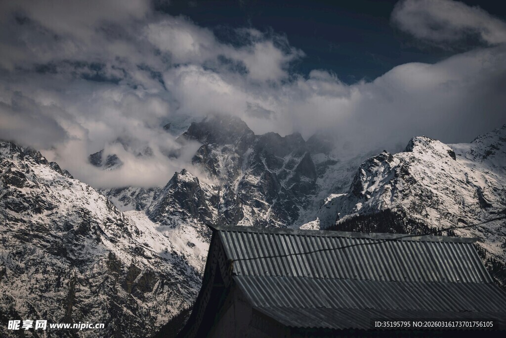 雪山之巅的小屋景观