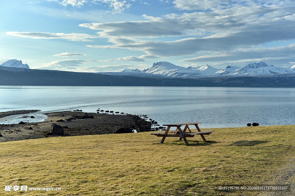 湖畔草地野餐休憩美景