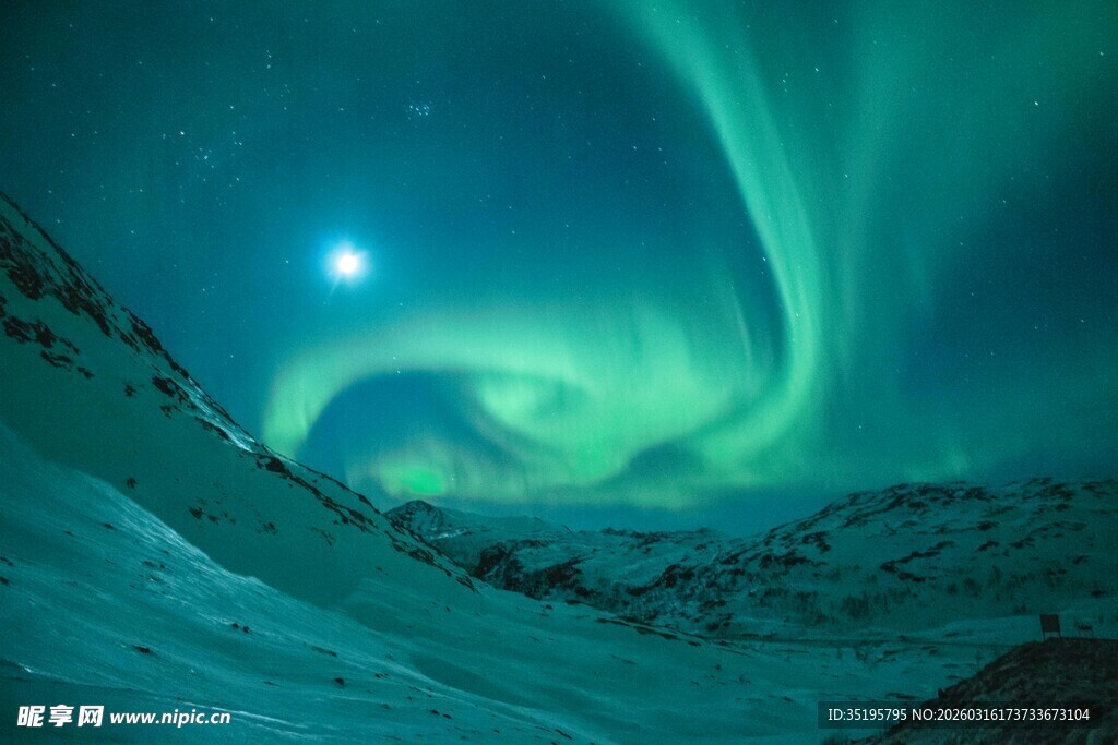 夜空中绚烂的极光美景