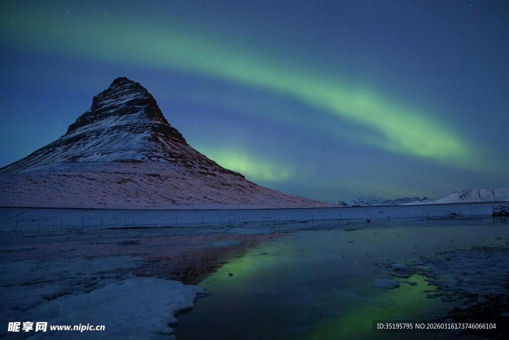 极光下的山峰美景