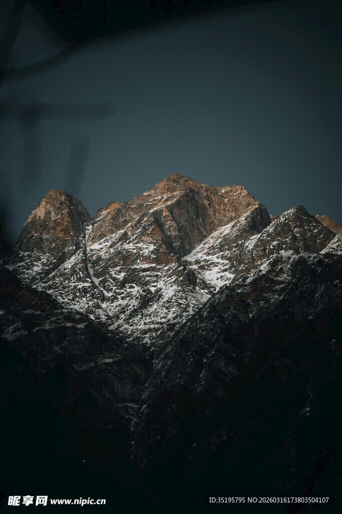 巍峨雪山壮丽景色