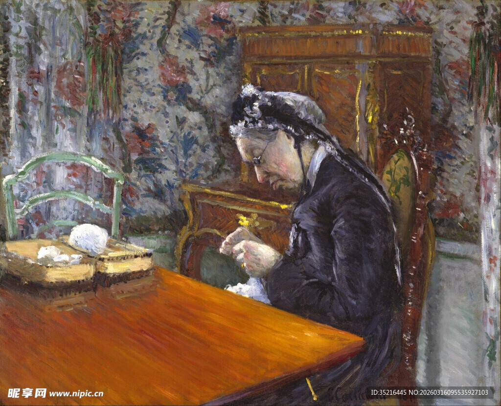 女子专注桌前书写场景