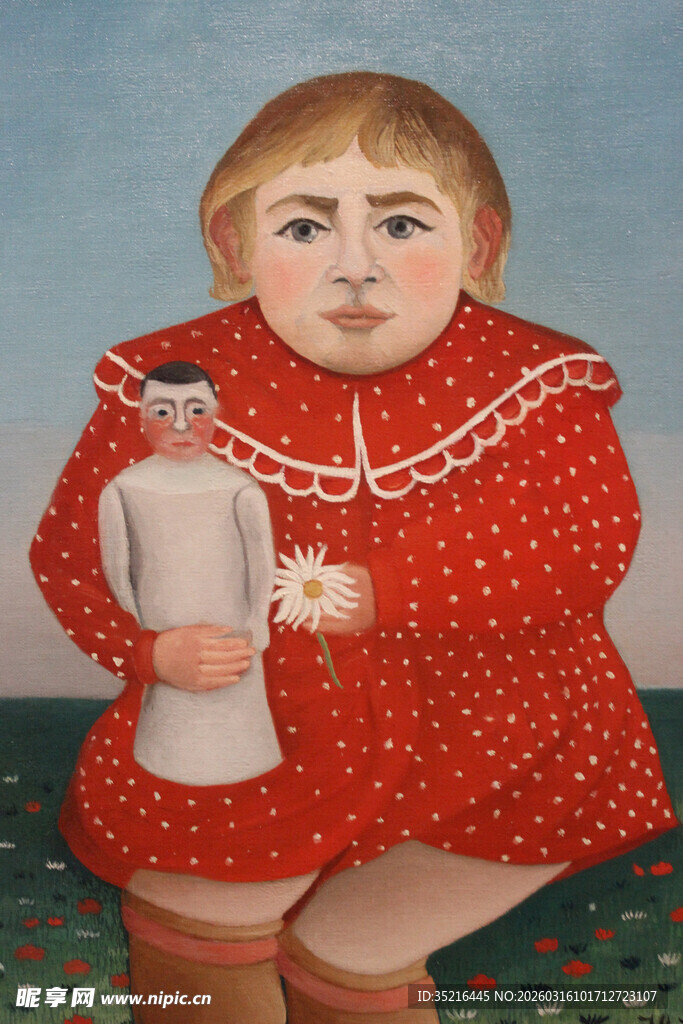 穿红衣抱玩偶的孩童