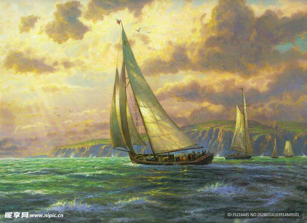 海上帆船在夕阳下航行