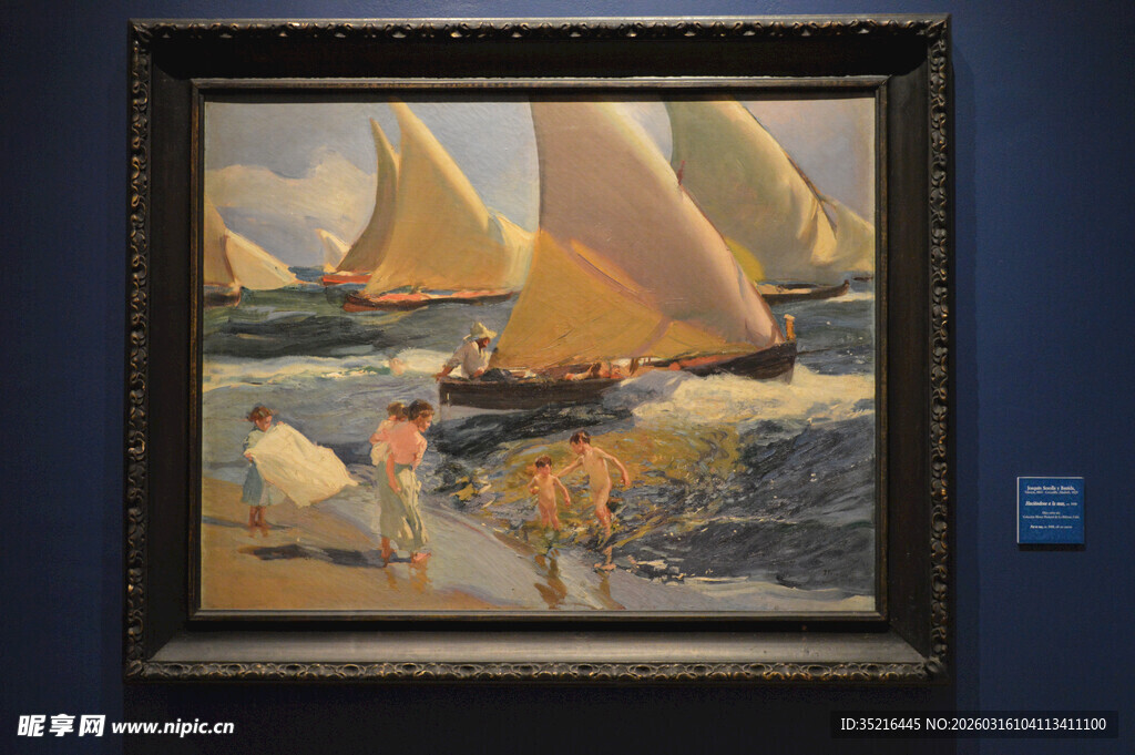 帆船画作展示于蓝色墙面