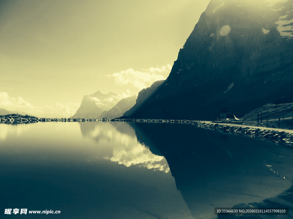 宁静山水倒影美景