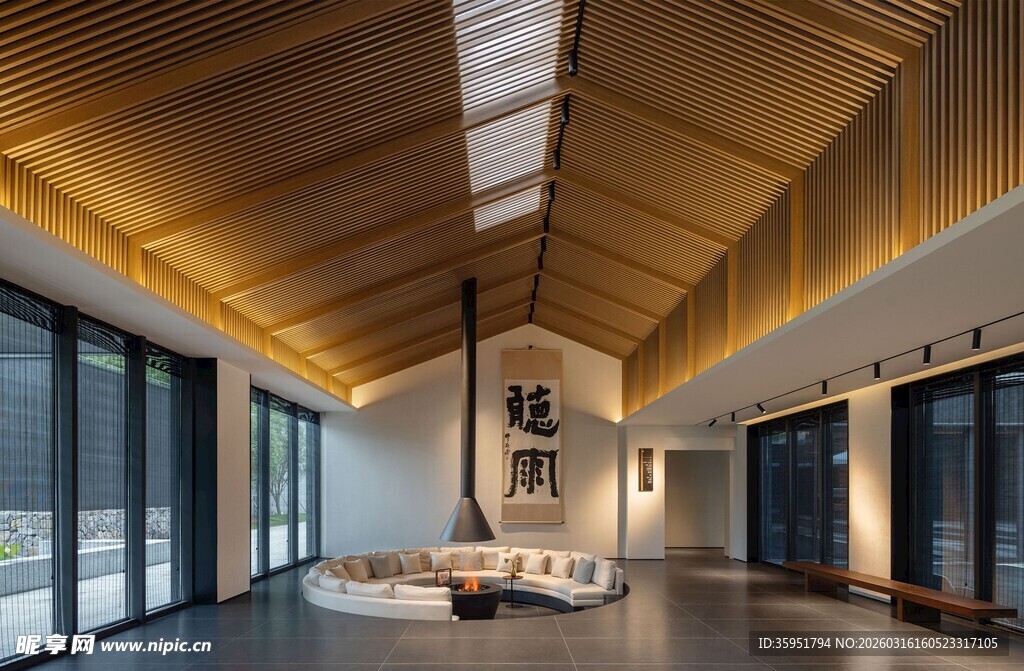 现代简约风格的宽敞室内空间