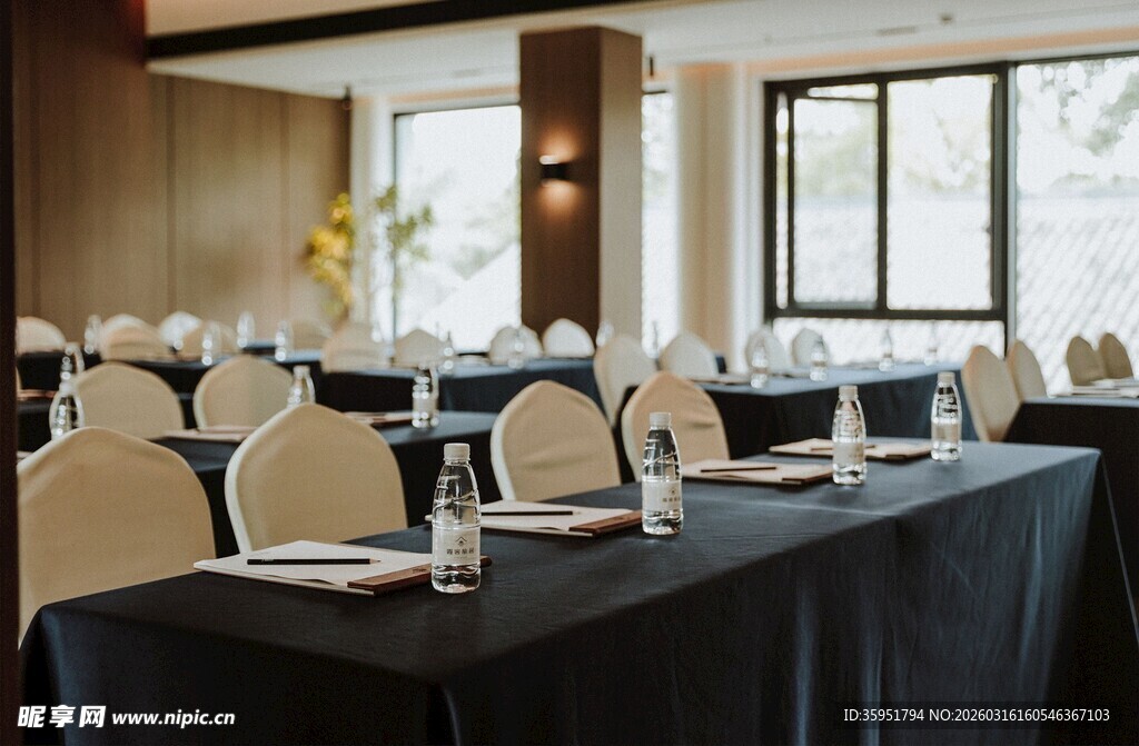 优雅整洁的现代宴会餐厅