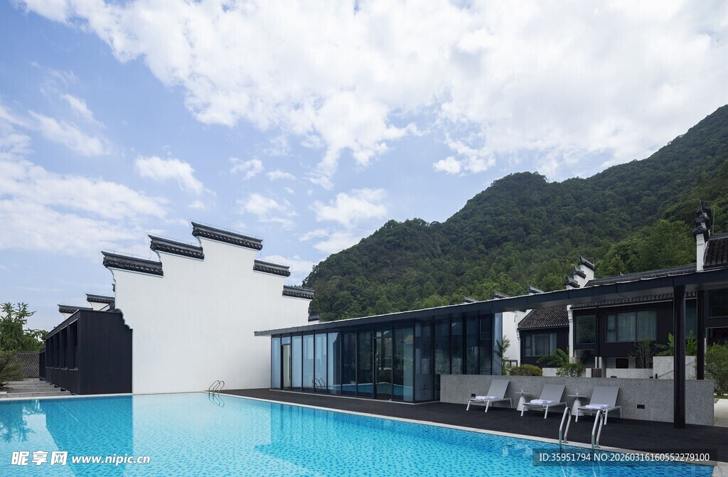 山间泳池旁的惬意休憩处