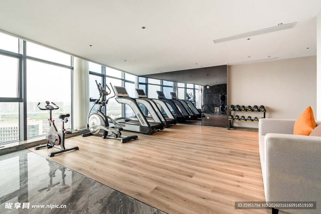 现代宽敞健身房室内场景