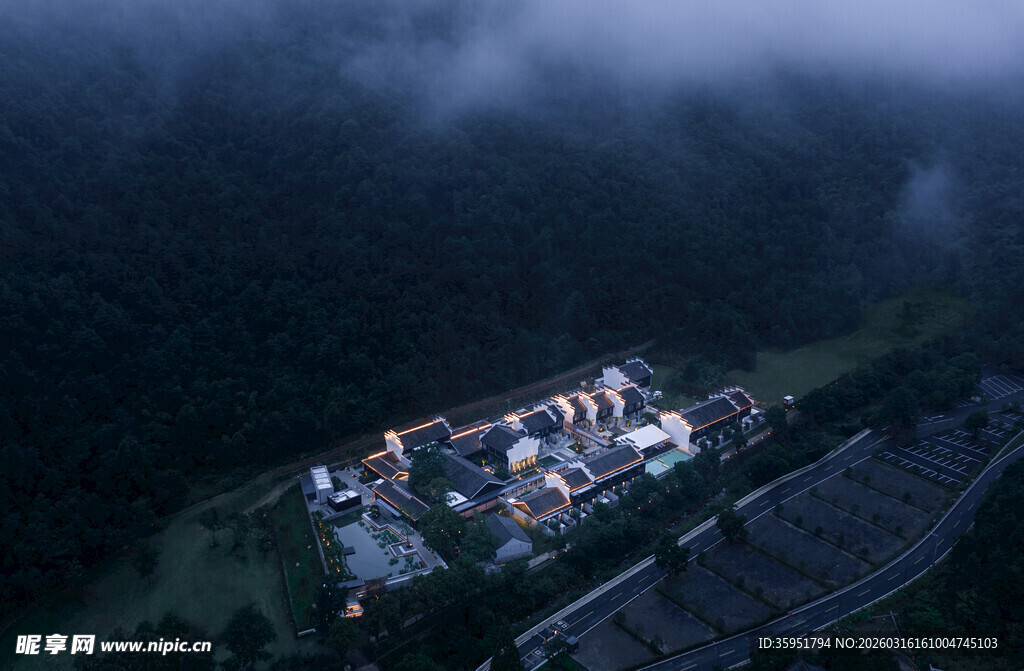 山间云雾中的灯火聚落