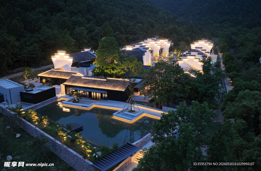 山林间的现代建筑景观