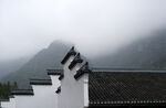 雾中徽派建筑古韵悠然