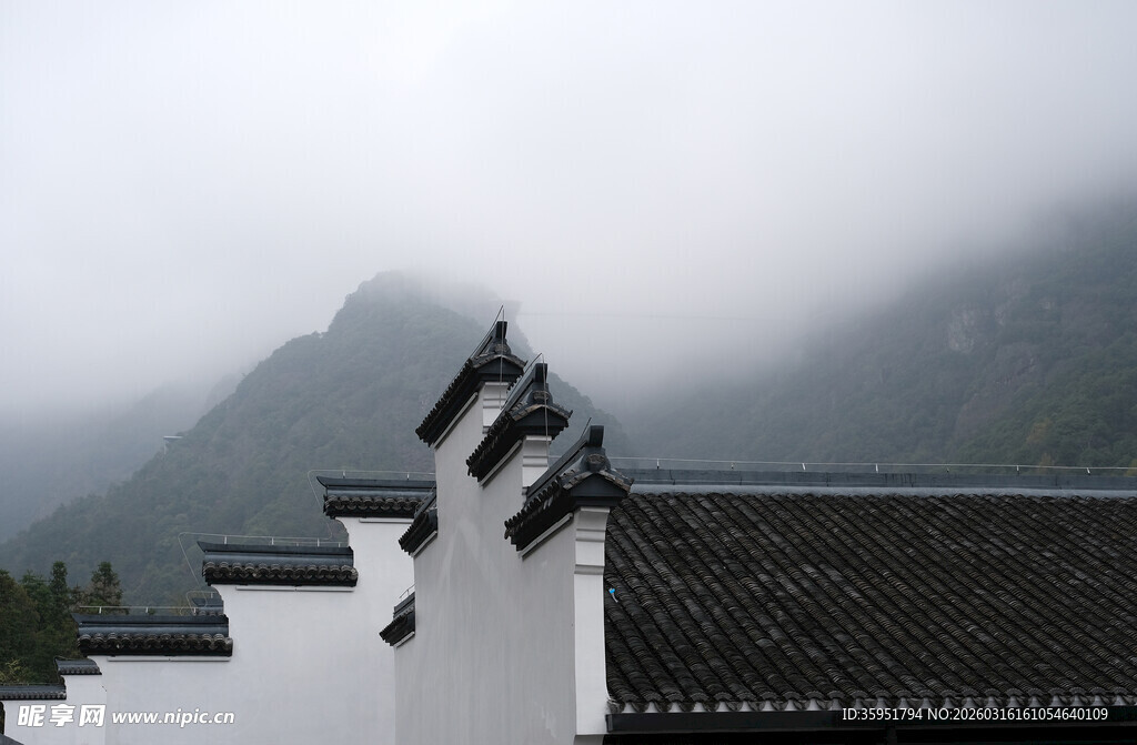雾中徽派建筑古韵悠然