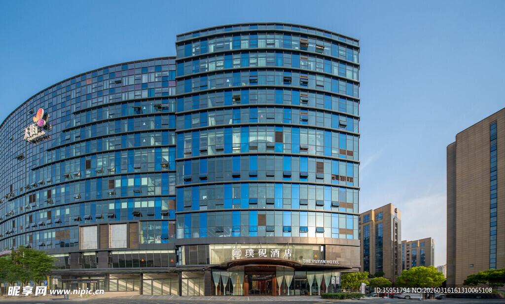 现代蓝色弧形商务大楼