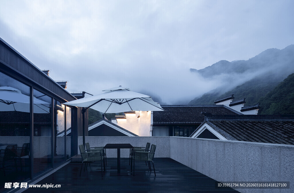 山间村落的宁静屋顶景致