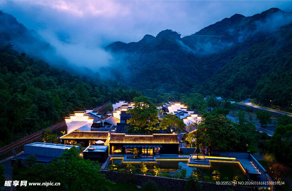 山间夜景中的璀璨建筑群