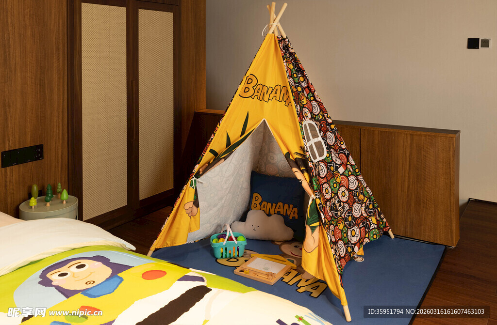 儿童房内的可爱帐篷装饰