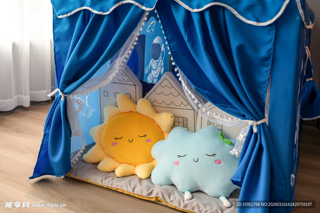 蓝色儿童帐篷内可爱玩偶