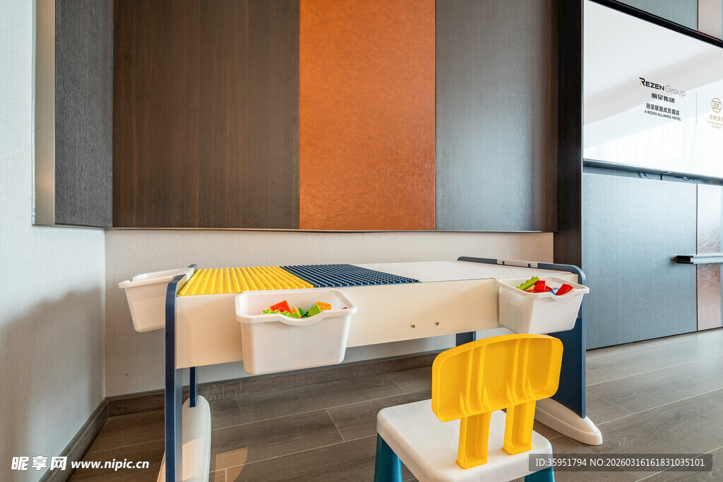 现代风儿童房收纳区一角