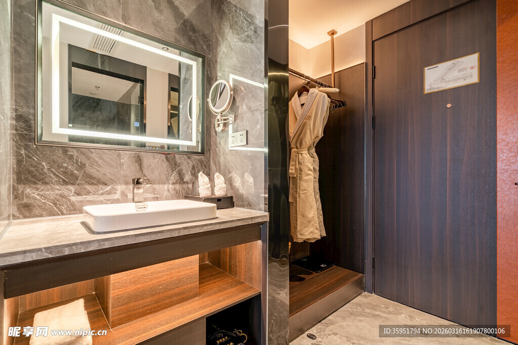 现代风浴室洗手台与挂衣架