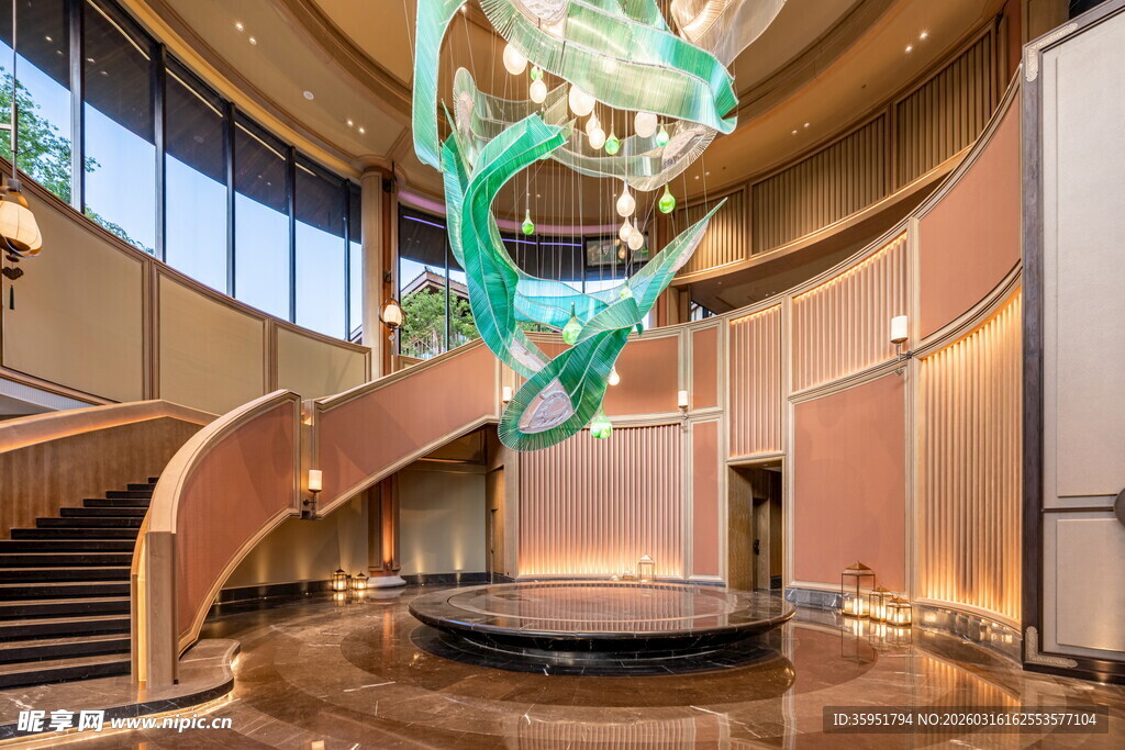 豪华旋转楼梯与艺术吊灯
