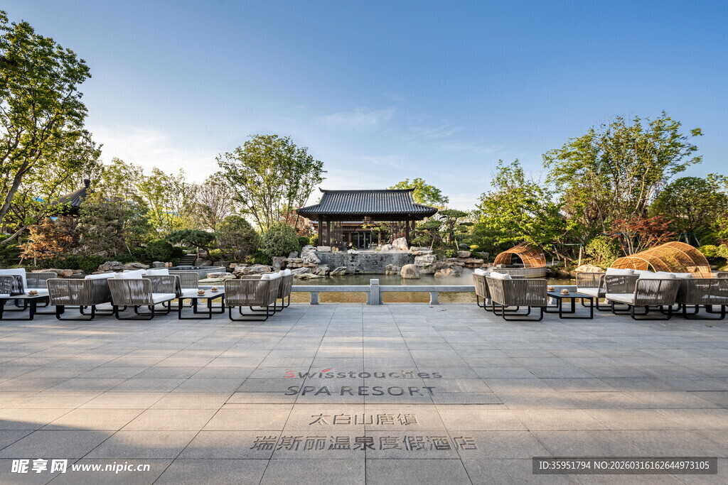 中式庭院户外餐饮场景