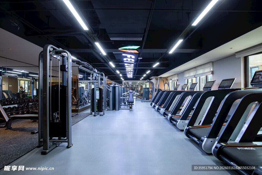 宽敞明亮的现代化健身房
