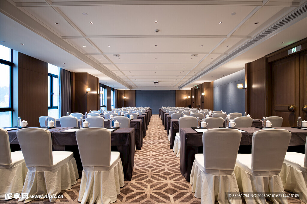 宽敞典雅的会议大厅布置