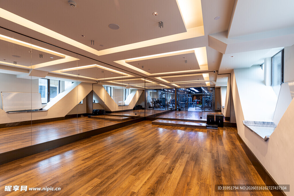 现代敞亮的室内木质空间