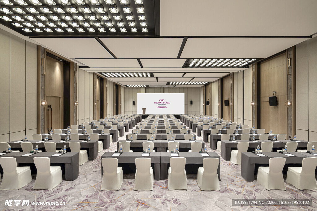 现代宽敞会议室场景